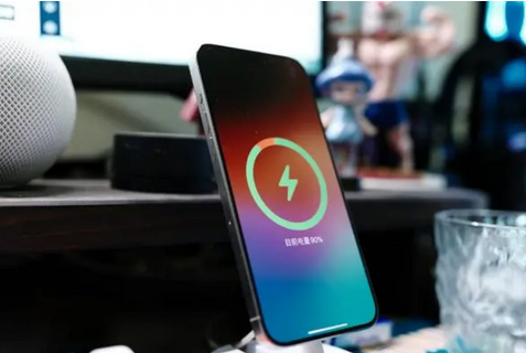上高苹果15换屏服务分享用什么充电器给iPhone15充电更好 